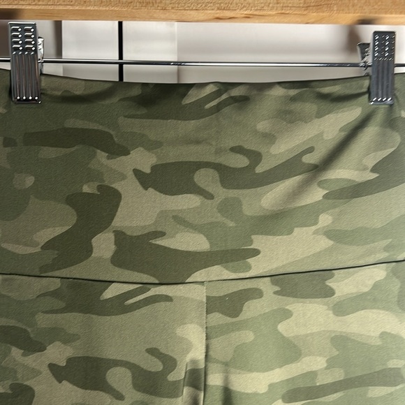 Free People Movement + Onzie High Rise Stretch Camo Bike Shorts Size S/M - Picture 3 of 6